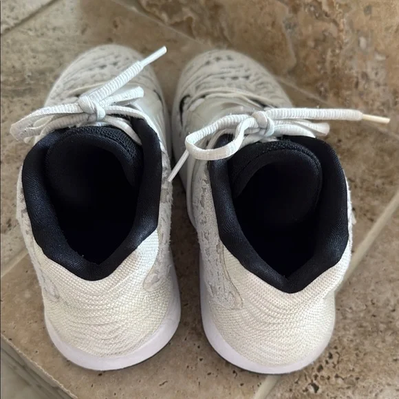 Nike White and Black Athletic Sneakers - Picture 4 of 5